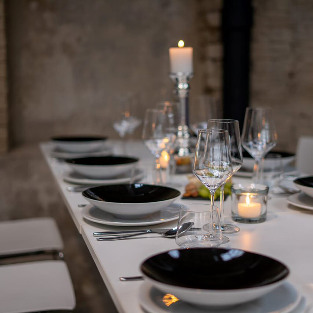 Stilvolle Möbel für Hochzeiten und Events in Stuttgart und Umgebung ausleihen: Stapelstühle, Holztische & Barhocker und mehr**