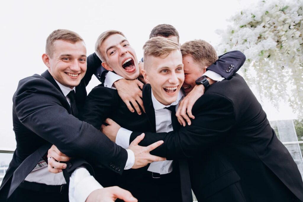 Junggesellenabschied Freunde in Anzügen, feiern zusammen
