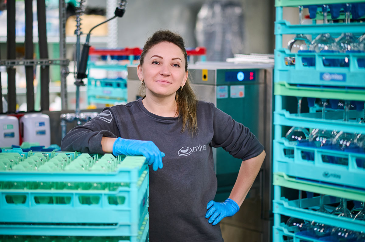 mitea® Mülheim Mitarbeiterin an Gläserracks