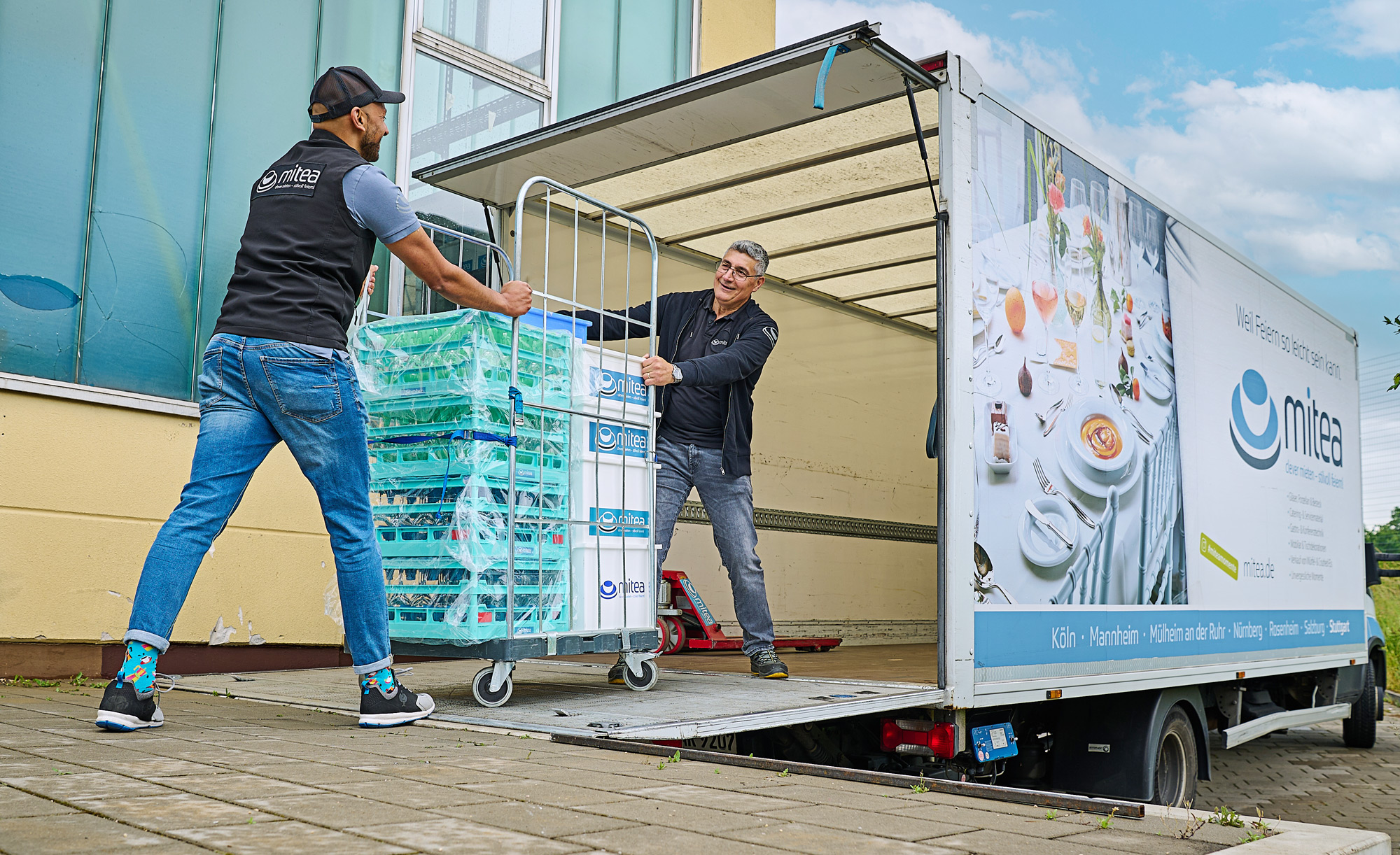 mitea® Stuttgart Mitarbeiter beladen Transporter