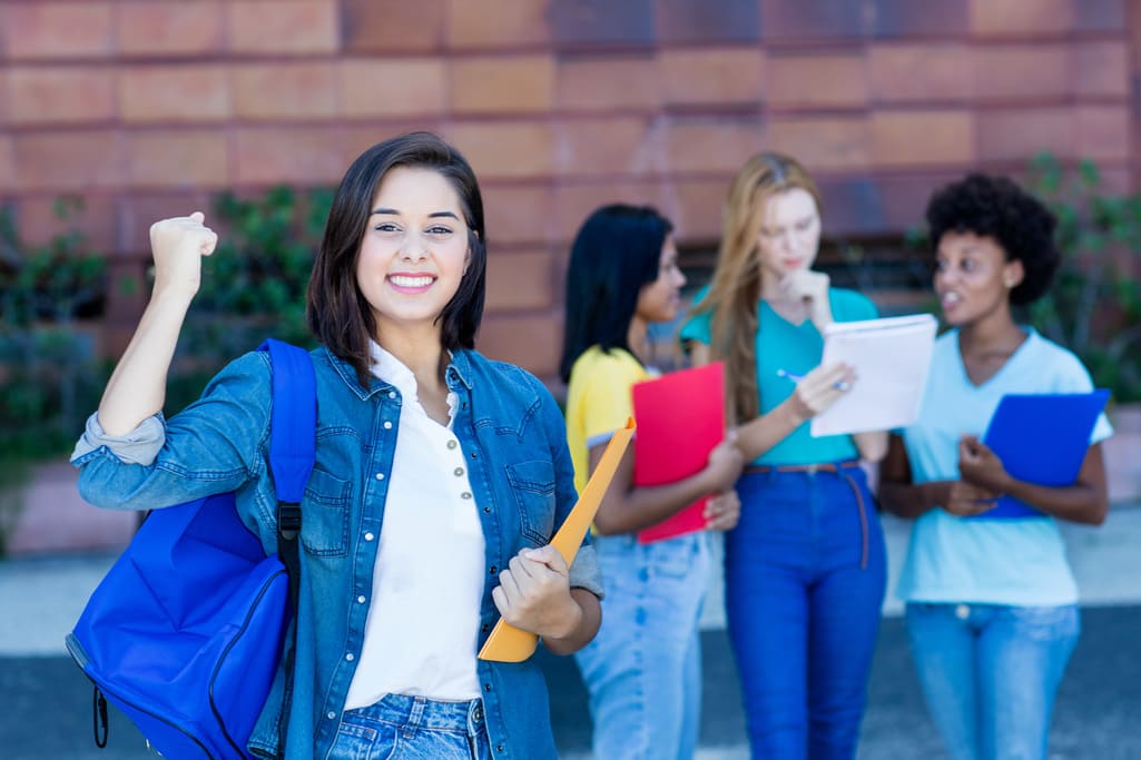 Abitur bestanden - Schülerin freut sich