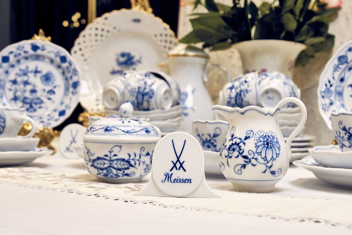 Meissener Porzellan-Geschirr mit blauem Blumendesign
