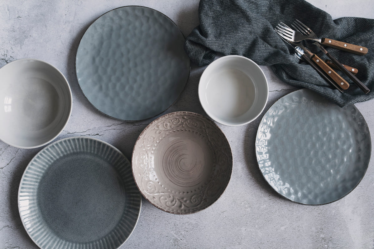 Moderne Porzellanteller mit minimalistischen Design in Blautönen
